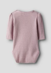 Miękki różowy bodysuit ze żwirówkami i długimi rękawami, z okrągłym dekoltem i zapięciem na napy na dole, co ułatwia zakładanie.