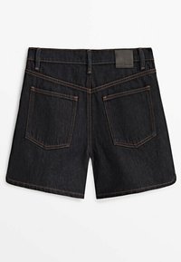Mörka denimshorts med rak skärning, som har två bakfickor, kontrasterande sömmar och en märkesläderlapp på midjebandet.