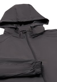 Sort letvægtsjakke med hætte, frontlynlås og elastiske manchetter. Glat tekstur med minimalistisk design og ingen synlige mønstre.