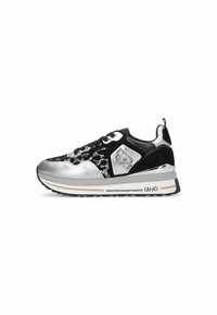 Sneaker nere e argento con una tomaia texturizzata, caratterizzate da un design elegante, dettagli metallici e logo sul lato.