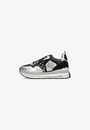 Schwarze und silberne Sneaker mit einer strukturierten Oberseite, die ein elegantes Design, metallische Akzente und ein Logodetail an der Seite aufweisen.