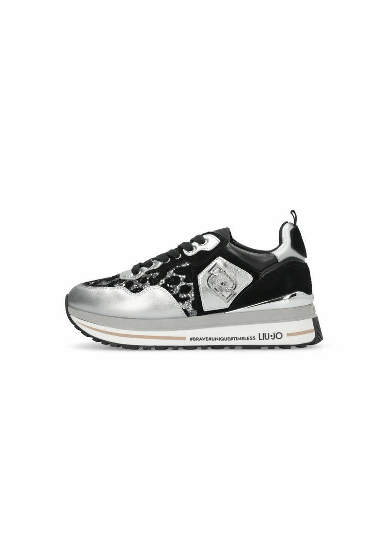 Sneaker nere e argento con una tomaia texturizzata, caratterizzate da un design elegante, dettagli metallici e logo sul lato.