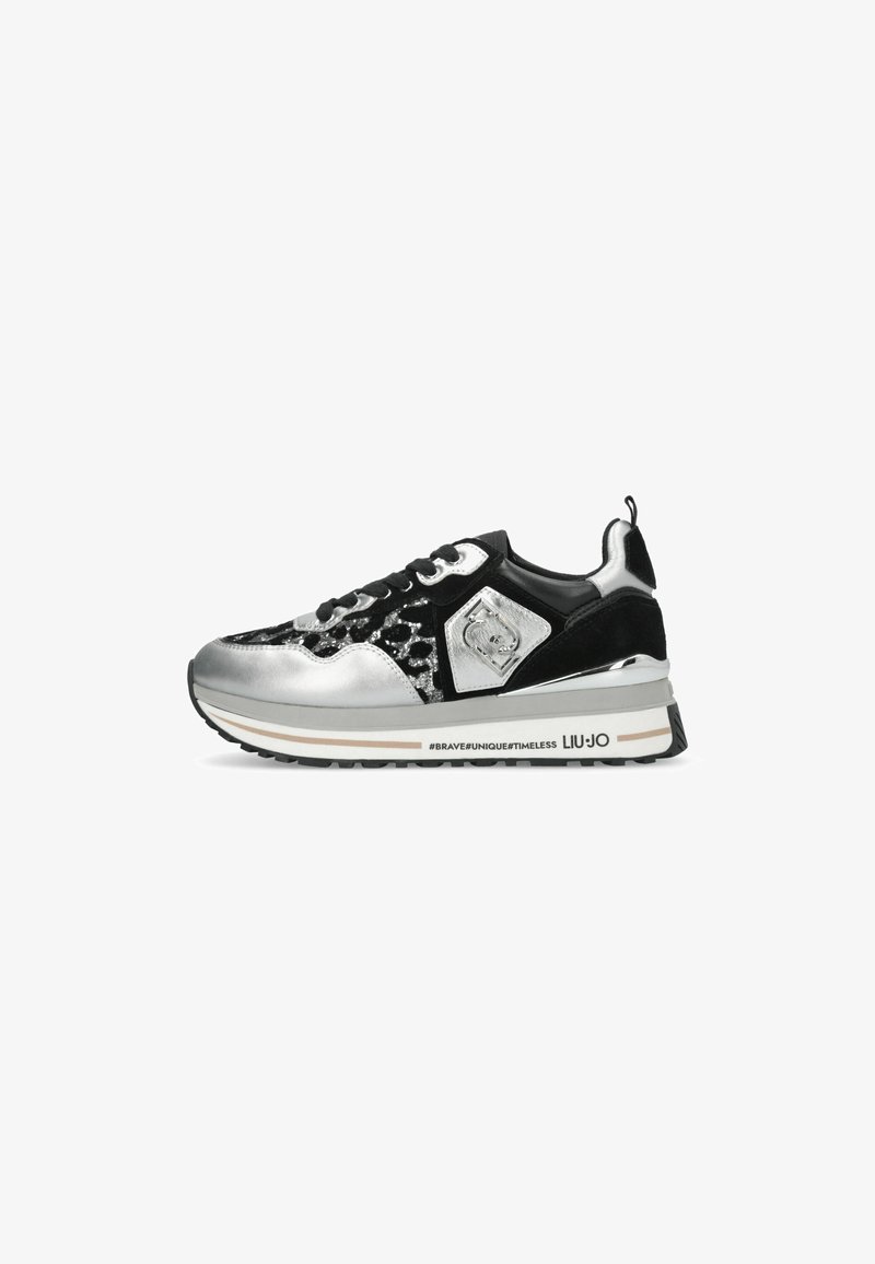 Des baskets noires et argentées avec un dessus texturé, présentant un design élégant, des accents métalliques et un détail de logo sur le côté.