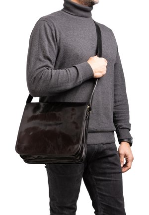 Zwarte leren schoudertas met een glanzende afwerking, rechthoekige vorm en een verstelbare schouderband. Glad textuur en minimale hardware-accenten.