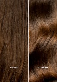 Porównanie brązowych włosów: lewa strona pokazuje proste, cienkie włosy; prawa strona wyświetla lśniące, faliste włosy z dodatkową objętością.