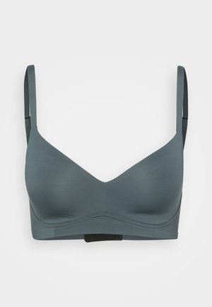 Bra in Schiefergrau, aus weichem Stretchmaterial, kabellosem Design mit glatten Cups, verstellbaren Trägern und einem Haken- und Ösenverschluss auf der Rückseite.