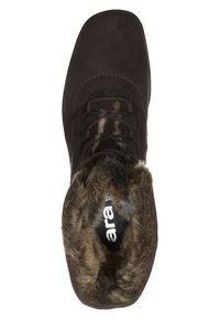 Botte d'hiver en daim brun foncé avec doublure en fourrure et lacets noirs, vue de dessus montrant le nom de la marque à l'intérieur.