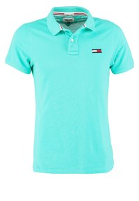 Polo à manches courtes aqua avec col, patte de boutonnage et petit logo rectangulaire sur la poitrine gauche. Aucune personne visible.