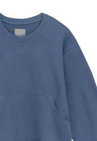 Sweter typu crewneck w miękkim niebieskim materiale, z ribbowanym kołnierzem i mankietami oraz kieszenią z przodu. Gładka tekstura i luźny krój.