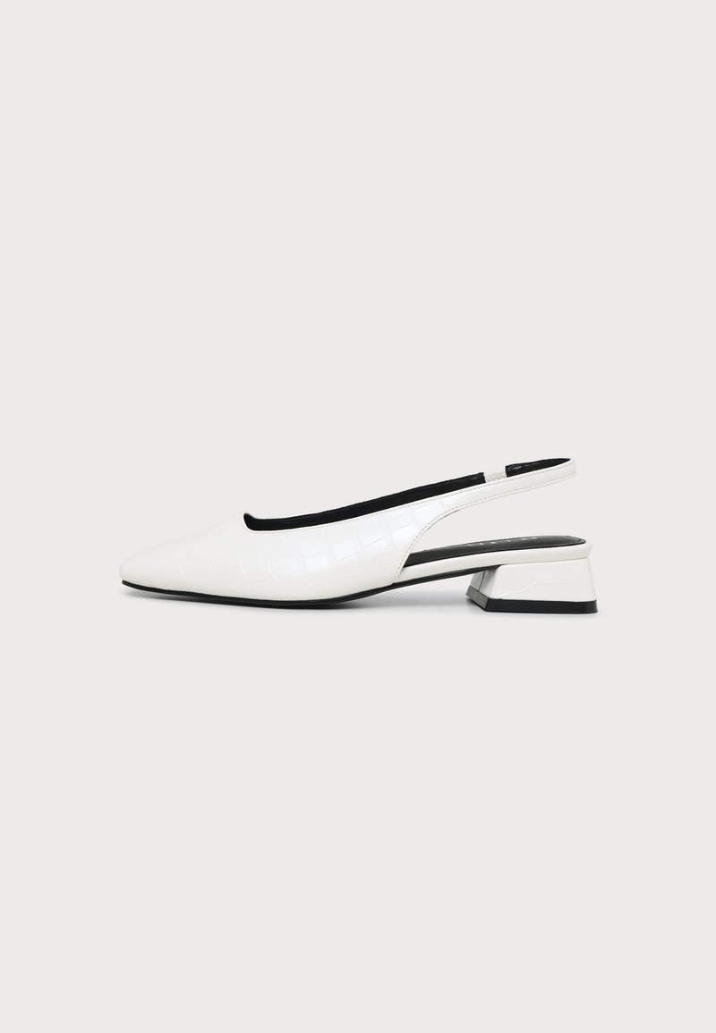 Chaussure slingback blanche à talon bas avec texture à motif crocodile, bout pointu et doublure intérieure noire sur fond gris clair uni.