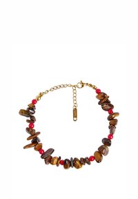 Bruine en rode kralenarmband met onregelmatig gevormde tijgeroogstenen en rode accenten, voorzien van een gouden metalen ketting en sluiting.