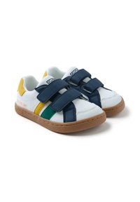 Zapatillas blancas con acentos en azul y verde, correas marinas, talón amarillo, tela texturizada y suelas de goma marrón. Cierre ajustable de velcro.