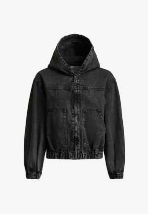 Svartvasket denimhettejakke med glidelås foran, elastiske mansjetter og kant, og to store lommer foran.