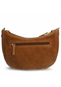 Bruine suède handtas met een gebogen vorm, voorzien van een voorvak met ritssluiting en zilverkleurige hardware. Zachte textuur, minimalistisch ontwerp.