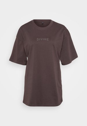 Brun kortermet T-skjorte laget av bomull med rund hals og "DIVINE" trykket i en litt mørkere nyanse over brystet.