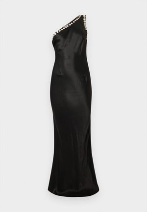 Mustast satiinist õhtu kleit ühe õlaga disainiga, millel on ringjate kaunistuste rida kaeluse ääres ja figuurile järgnev lõige.