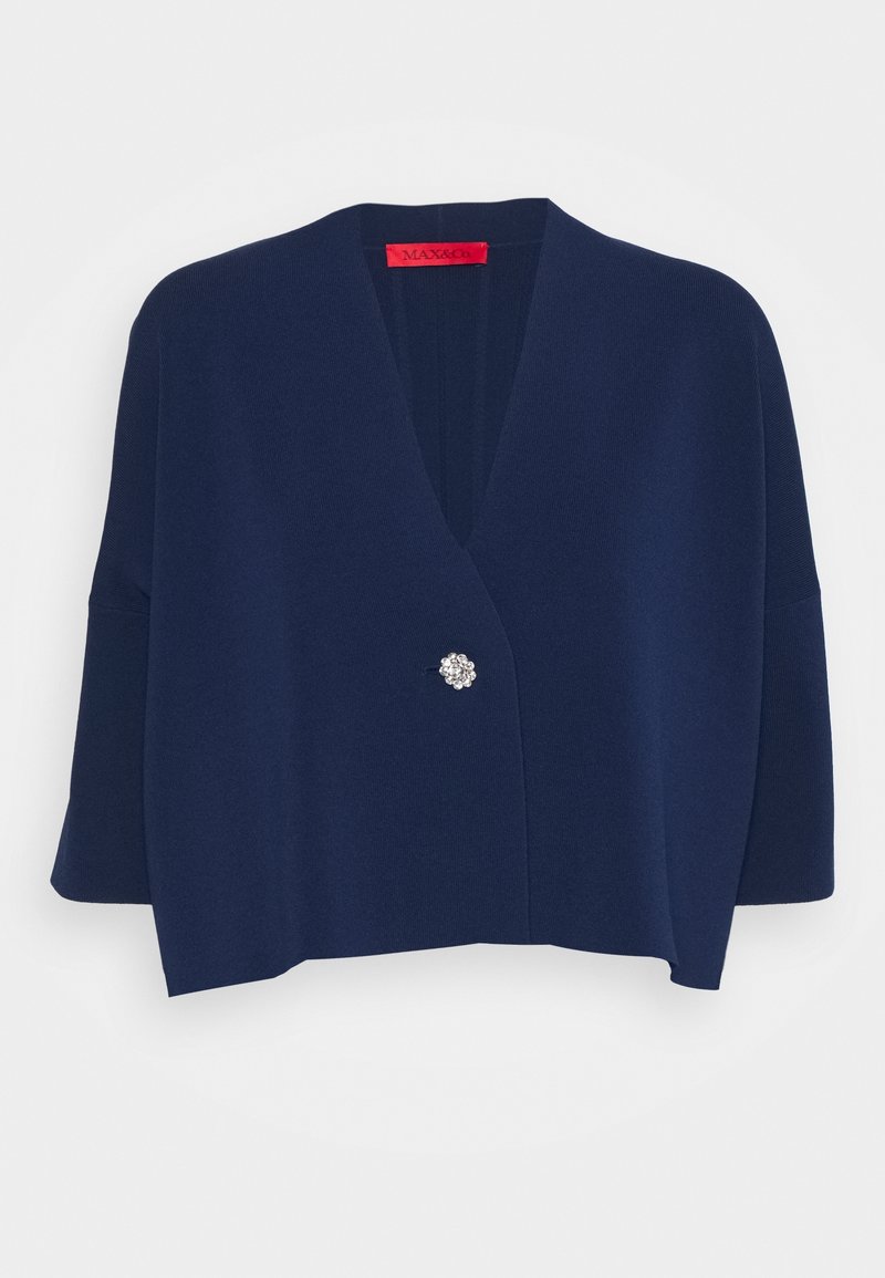 Marineblauer Strickcardigan mit V-Ausschnitt, weiten Ärmeln und einer dekorativen silbernen Blumenbrosche an der Vorderseite. Weiche Textur, lockere Passform.