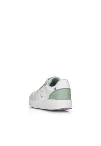 Weiße und mintgrüne Sneaker aus glattem Leder und Textil, mit runder Form, Schnürverschluss und einer strukturierten Rückseite.