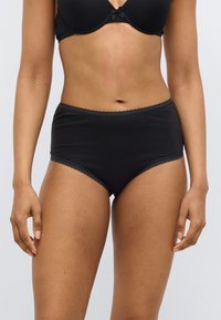 Μαύρα βαμβακερά briefs με ψηλή μέση και διακοσμητική δαντέλα με κυματιστό μοτίβο. Λεία υφή και σχέδιο με πλήρη κάλυψη, κατάλληλο για καθημερινή χρήση.
