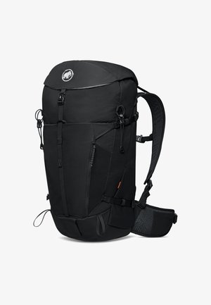 Czarny plecak o smukłym designie, wykonany z trwałego materiału. Zawiera regulowane szelki, boczne kieszenie oraz wyściełany pas biodrowy dla komfortu.