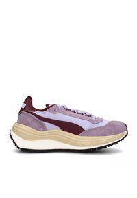 Sneaker viola e bordeaux con tomaia in suede e mesh, intersuola bianca e suola in gomma nera. Caratterizzata da design con lacci e cinturino sul tallone.