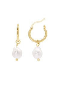 Boucles d'oreilles en or ornées de perles blanches irrégulières suspendues en dessous. Le design comprend un matériel en or poli et des textures lisses.