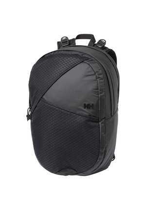 Mochila negra con bolsillos frontales texturizados en diagonal, correas acolchadas para los hombros y pequeño logo grabado "HH" en el lado derecho frontal.