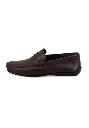 Mocassins en cuir marron avec une surface texturée, des coutures doubles, et une semelle en caoutchouc à profil bas pour le confort et la flexibilité.