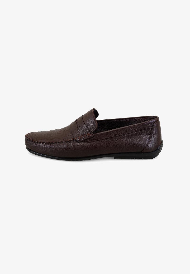 Braune Lederloafer mit strukturierten Oberflächen, doppelten Nähdetails und einer flachen Gummisohle für Komfort und Flexibilität.