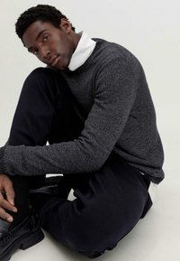 hessnatur Strickpullover - anthrazit