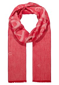 Écharpe rouge en tissu doux et léger, présentant un motif subtil de la lettre « C » et finie avec des bords effilochés.