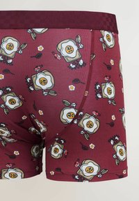 Tamsiai raudonos spalvos bokseriai su maisto tema margintu raštu, kuriame kartojasi kiaušiniai, skrudinta duona ir įrankiai. Minkšta, tampri medžiaga.