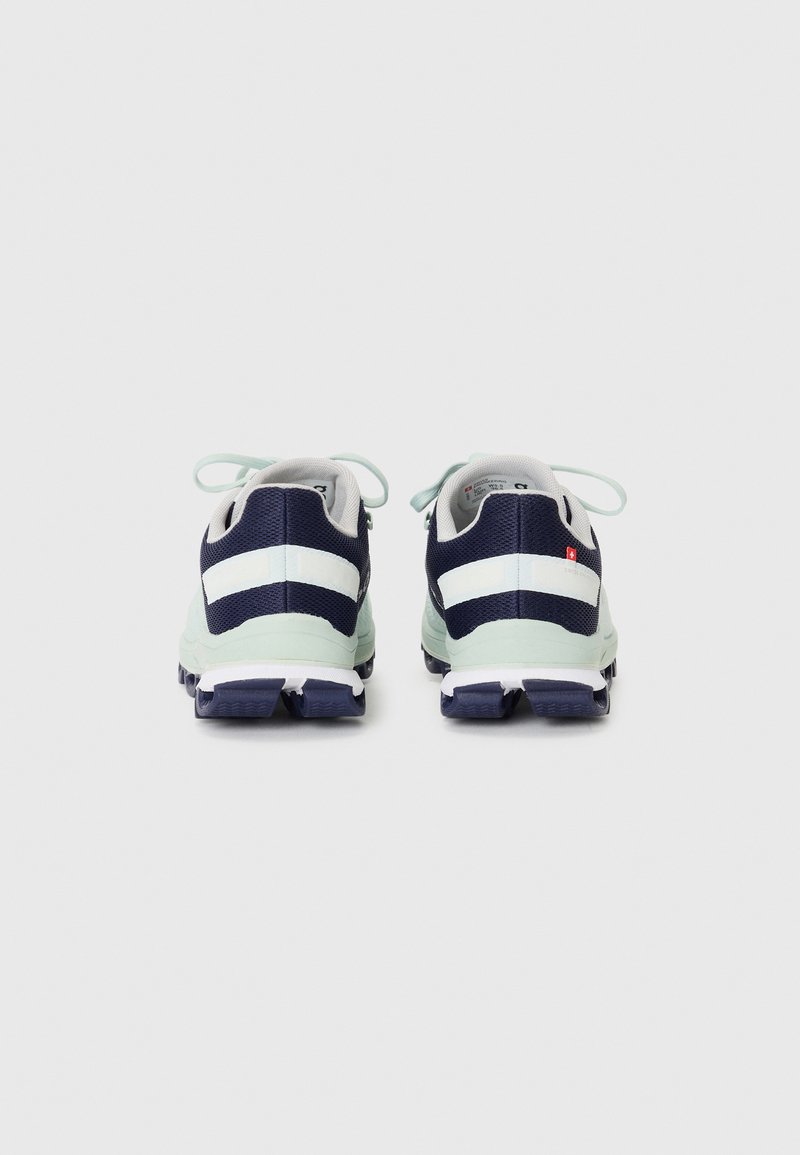 Sportschuhe mit einem navyblauen Netz-Obermaterial, leichten Mint-Akzenten und weißen Streifen. Mit einer gepolsterten Sohle und strukturiertem Grip.