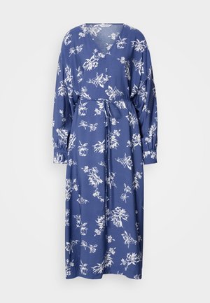 Zila ziedu kleita, kas izgatavota no viegla auduma, ar garām piedurknēm, V formas kakla izgriezumu un sasietu jostu. Visā kleitā ir baltu ziedu raksts.