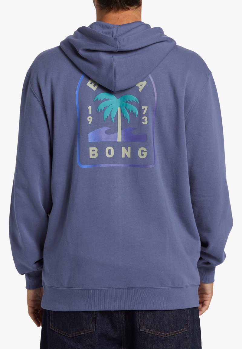 Sudadera de color púrpura claro con un gráfico en la parte posterior que presenta una palmera, olas, "BONG" y "1973" en colores contrastantes. Tejido suave, corte relajado.