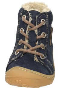 Dunkelblaue Leder-Stiefelette mit beigem Kunstfell-Futter, braunen Schnürsenkeln, metallischen Ösen und einer braunen Gummisohle. Markenlogo auf der Sohle sichtbar.