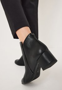 Tamaris Botines bajos - black