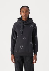 Sudadera negra con cuello amplio, con patrones de estrellas blancas, mangas largas y un corte casual, hecha de un tejido suave.
