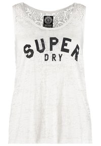 Witte tanktop met een gestructureerde stof, kantaccenten op de schouders en dikke zwarte "SUPER DRY" tekst over de voorkant.