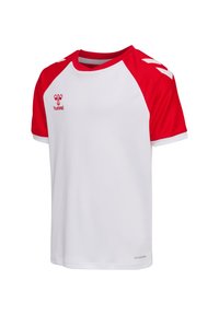 Hvid atletisk t-shirt med røde raglanærmer, der har et logo på brystet og to hvide chevrons på ærmerne. Blødt, åndbart stof.