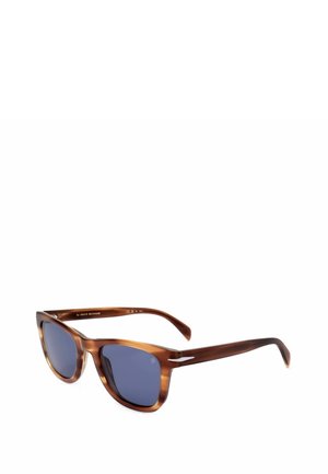 Occhiali da sole quadrati marrone tartarugati con lenti blu scuro e aste sottili, leggermente angolati per mostrare l’interno dell’asta sinistra.
