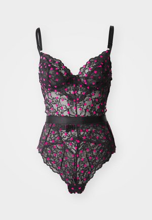 Zwarte kanten body met accenten van een roze hartpatroon, gegolfde randen, verstelbare bandjes en een gladde zwarte tailleband.