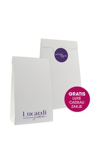Sacs-cadeaux en papier blanc avec une surface texturée. L'un présente un autocollant circulaire violet avec "mit liefde gegeven" et un autocollant rond rose indiquant "GRATIS LUXE CADEAU ZAKJE."