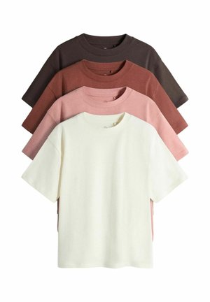 Vier einfache T-Shirts mit Rundhalsausschnitt in Weiß, Hellrosa, Rost und Dunkelbraun, gestapelt in absteigender Reihenfolge auf weißem Hintergrund.