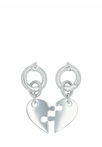 Orecchini in tono argento con design di pezzi di puzzle interconnessi e un accento di hardware ad anello. Superficie liscia con una finitura riflettente.