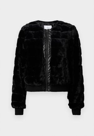 Mustmustvärviline faux-fur bomber jakk, millel on tõmblukk, ribitud varrukad ja allserv, esitledes masinatud mustrit ja siledat faux-nahka aktsentideks.