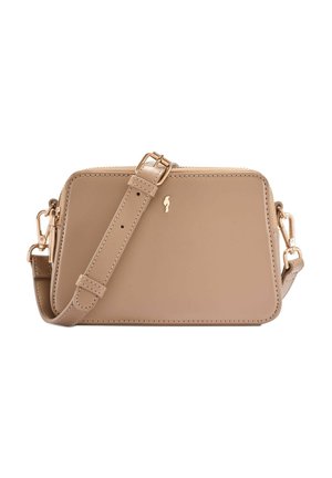 Beżowa prostokątna torba na ramię z regulowanym paskiem, złotą klamrą i małym złotym logo z przodu na białym tle.