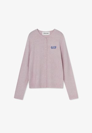 Világos lila gombos kardigán hosszú ujjakkal és egy kis kék "RÉSUMÉ" logóval a bal mellrészen.