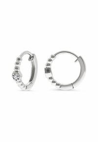 Un paio di orecchini a cerchio in argento con dettagli di perline, uno dei quali presenta una piccola pietra preziosa trasparente in una montatura floreale.