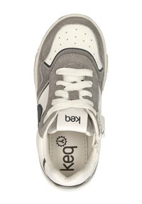 Grijze suede en witte leren sneaker met geperforeerde neus, witte veters, zwarte accenten en een klittenbandsluiting. Heeft het merkembleem op de tong.